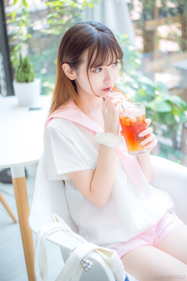 到最后，魏延索性也放开了，一路加速行军，当带着人马抵达成都平原的时候，看到庞统在成都城外立寨，而非已经大开成都城门来迎接自己的时候，魏延才算稍微松了口气。